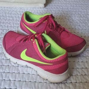 Nike running sneakers Youth size 5, Womens size 7